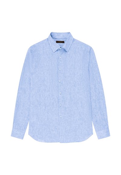 Camisa de lino azul claro de manga larga con cuello clásico, cierre de botones en la parte delantera y puños abotonados, extendida sobre un fondo blanco.