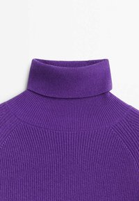 Pull encolure châle côtelé violet avec un col haut et un tissu texturé, présentant un design ajusté et des épaules sans couture.