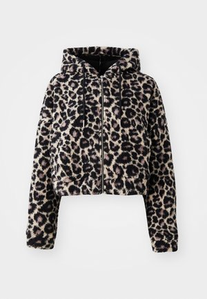Kappet hettejakke i myk faux fur med en lys brun basefarge og svarte leopardprikker. Har glidelås foran og snor i hetta.