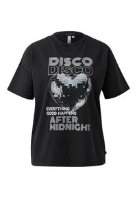 Zwarte katoenen T-shirt met een hartvormige discobalafbeelding en tekst die luidt: "DISCO ALLES GOED GEBEUREND NA MIDDERNACHT." Korte mouwen.