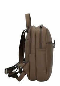 Brązowy skórzany plecak z trzema komorami na zamki błyskawiczne, regulowanym paskiem na ramię, gładką fakturą oraz boczną kieszenią.