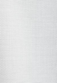 Texturiert, weißer Stoff mit einem Gittermuster, das kleine, gleichmäßig verteilte Quadrate aufweist. Das Material wirkt leicht und glatt.