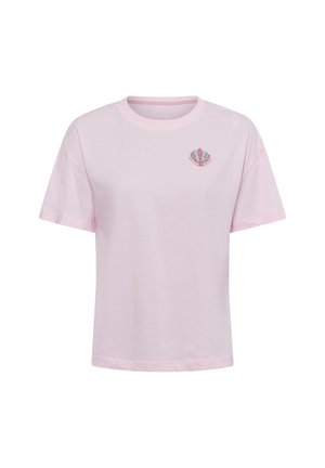T-shirt di cotone rosa chiaro con maniche corte, scollatura rotonda e un piccolo design colorato a forma di conchiglia sul lato sinistro del petto.