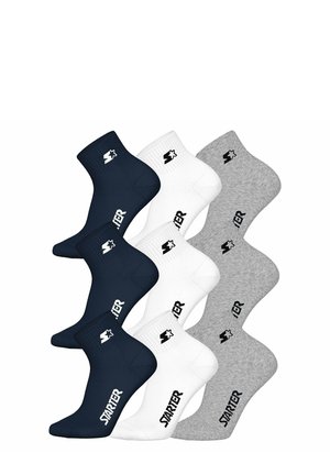 Set di tre paia di calzini low-cut in blu navy, bianco e grigio. Ogni paio presenta una cuffia a coste e il logo "STARTER" in un colore a contrasto.