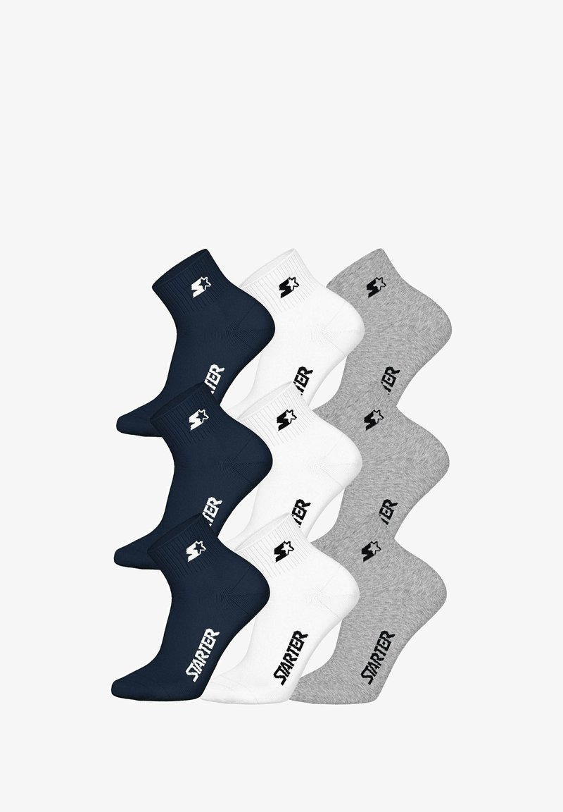 Conjunto de tres pares de calcetines bajos en navy, blanco y gris. Cada par cuenta con un puño acanalado y el logotipo "STARTER" en un color contrastante.