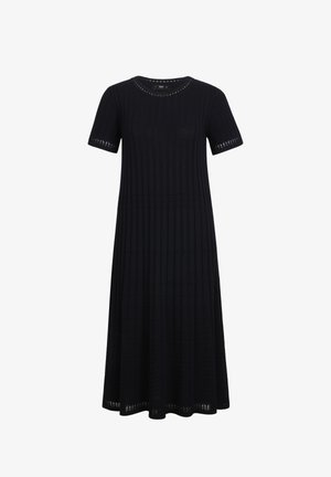 Mustvalge ribakudumisega kleit ümmarguse kaelusega. Lühikesed varrukad ja peened horisontaalsed triibud, mille servades on perforatsioonid.