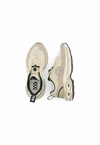 Beige sneakers met een gestructureerde bovenkant, zwarte veters, een rond logo en een dikke zool met dubbele luchtkussens. Zwarte trekband op de hiel.
