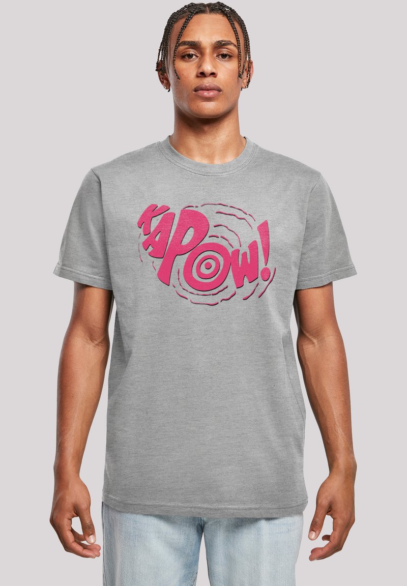 Grå bomull T-skjorte med korte ermer som har en dristig rosa "KAPOW!" grafisk design i sirkulær bevegelse rundt et mål.