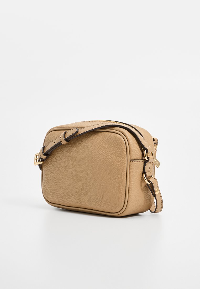 Bolso bandolera de cuero beige con forma rectangular, superficie texturizada, herrajes en tono dorado y correa ajustable.