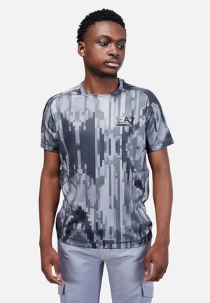 T-shirt de sport à manches courtes en camouflage numérique gris, fabriqué dans un tissu respirant. Doté d'un col rond et d'un petit logo sur la poitrine.