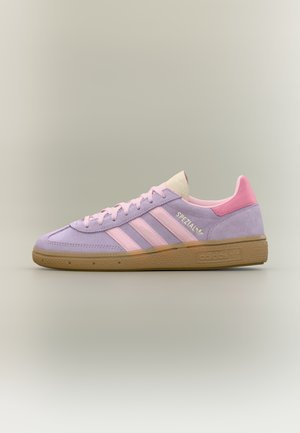 Paarse en roze Adidas Spezial sneaker met gumzool, zijwandbranding en veters, getoond in een nette studio-omgeving.
