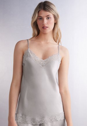 Grijze satijnen camisole met kant langs de halslijn en zoom, voorzien van verstelbare spaghetti-bandjes en een soepele textuur.