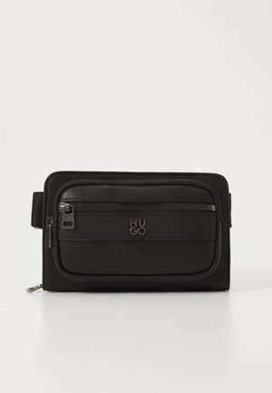 Marsupio rettangolare in pelle nera texture con tasca frontale con zip e logo metallico HU-GO, cinturino laterale regolabile.