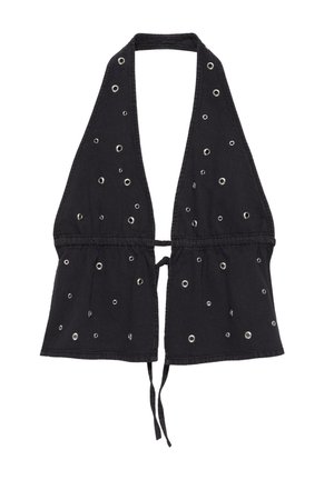 Čierny crop top s halterovým zapínaním na krku so striebornými kovovými okami rozptýlenými po látke a viazaním vzadu.