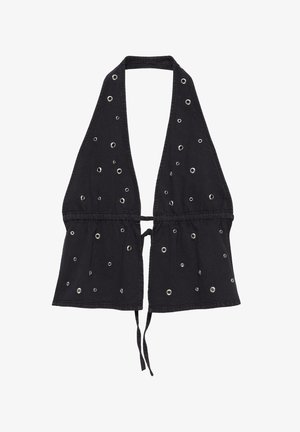 Čierny crop top s halterovým zapínaním na krku so striebornými kovovými okami rozptýlenými po látke a viazaním vzadu.
