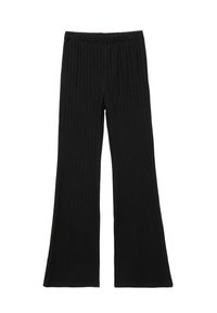 Pantalones negros acanalados con un diseño acampanado y una cintura elástica, que presentan una superficie texturizada y un ajuste de altura media.