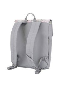 Grijze rugzak met een motief bovenaan, voorzien van verstelbare schouderbanden, een handvat bovenop en een slanke, gladde textuur. Geen zichtbare hardware-details.