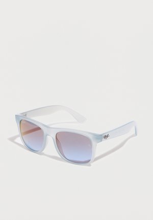 Occhiali da sole Ray-Ban con montatura bianca e lenti rettangolari sfumate, da marrone a blu, su uno sfondo bianco uniforme.