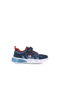 Zapatilla deportiva azul con acentos rojos, parte superior de malla y correa ajustable. Presenta una suela de goma redondeada y acolchado para mayor comodidad.