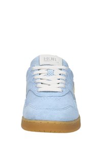 Lichtblauwe suède sneaker met witte veters, geperforeerde tong, zool van gumrubber en "HUB" logo op de tonglabel, voorkant zicht.