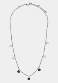 Collana in argento con catena che presenta accenti metallici circolari alternati in argento lucido e nero opaco. Design minimalista con chiusura a morsetto.