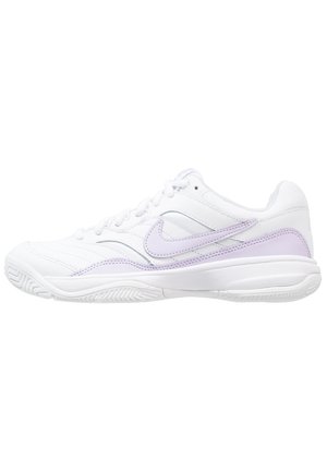 Chaussure de sport Nike blanche et violet clair avec design à lacets, semelle texturée et motif incurvé de la semelle pour l'adhérence et le soutien.