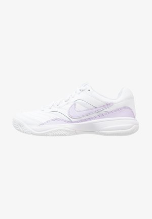 Weißer und helllila Nike Sportschuh mit Schnürdesign, strukturierter Sohle und gebogenem Sohlenmuster für Grip und Unterstützung.