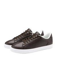 Sneaker in pelle marrone con suole in gomma bianca, punta tonda e lacci marroni. Dettaglio laterale testurizzato e interno bianco imbottito.