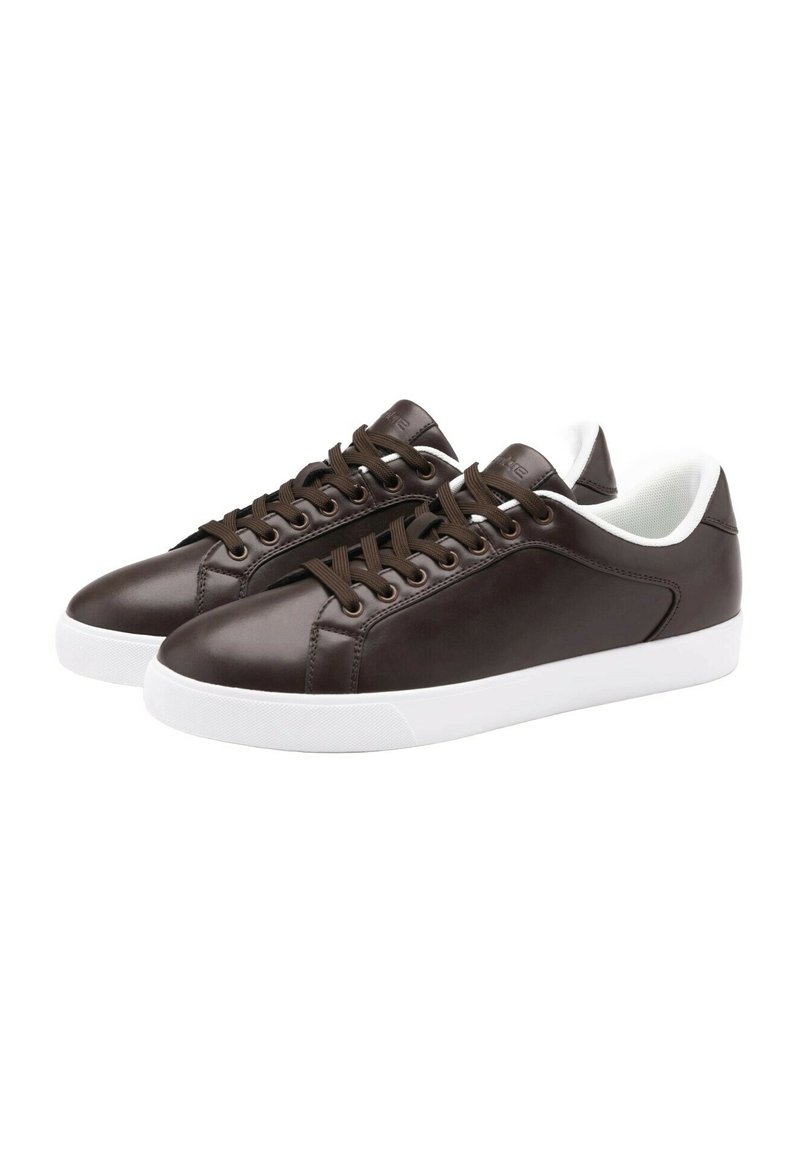 Sneaker in pelle marrone con suole in gomma bianca, punta tonda e lacci marroni. Dettaglio laterale testurizzato e interno bianco imbottito.