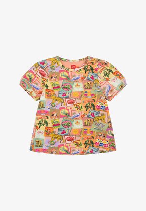 Korte mouw top van oranje stof met een collage van dieren- en plantenillustraties, met een ronde halslijn en een ontspannen pasvorm.