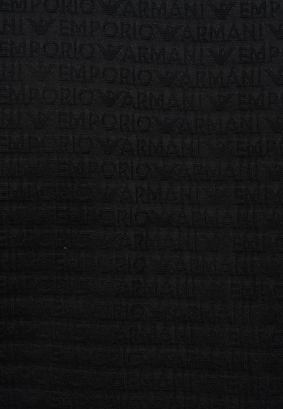 Μαύρο υφασμάτινο μοτίβο με υφή, με επαναλαμβανόμενο κείμενο "EMPORIO ARMANI" και λογότυπο αετού σε διακριτικό ανάγλυφο σχέδιο.