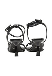 Sandales à talons hauts en cuir verni noir avec plusieurs fines lanières et un talon carré. Dotées d'une boucle de cheville ajustable et d'accents décoratifs.