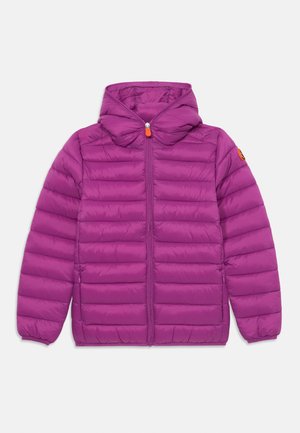 Lila gepolsterte Jacke mit Kapuze, durchgehendem Frontreißverschluss, elastischen Bündchen und kleinem runden orangefarbenen Logo auf dem linken Ärmel.