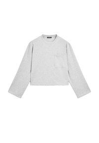 Grijze, geknipte langek mouwenshirt van zachte stof. Heeft een ronde hals en een enkele borstzak. Soepele textuur met een casual ontwerp.