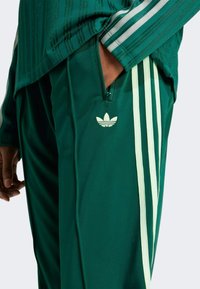 adidas Originals FIREBIRD - Träningsbyxor - collegiate green   semi green spark