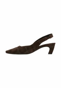 Bruine suède slingback schoen met een spitse neus, korte gebogen hak en een textuurpatroon op de bovenkant. Voorzien van een zwarte elastische band.