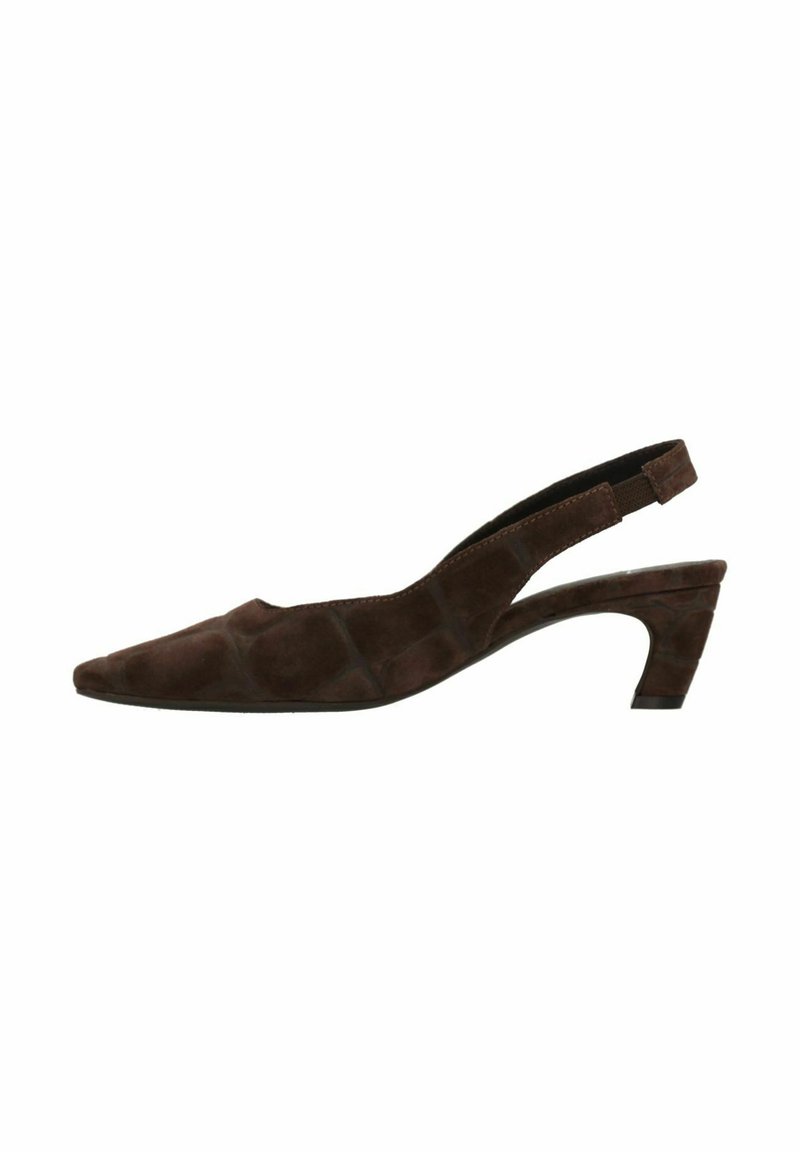 Bruine suède slingback schoen met een spitse neus, korte gebogen hak en een textuurpatroon op de bovenkant. Voorzien van een zwarte elastische band.