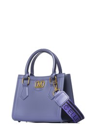 Borsa in pelle viola con hardware dorato, design strutturato, due manici superiori e una tracolla a strisce staccabile. Presenta un dettaglio del logo.