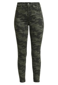 Pantalones de cintura alta, ajustados, con un patrón de camuflaje en verde oscuro y negro, y bolsillos frontales con cierre de botón y cremallera.