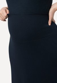 Raskausmekko tummansinisestä, ribbikuvioisesta kankaasta, muotoiltu malli, joustava kangas vyötäröllä, elastinen vyötärönauha mukavuutta varten.