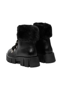 Černé kožené kotníkové boty s kožichem z umělé kožešiny, masivní platformou a kovovými detaily na přední části. Celkově hladký povrch.