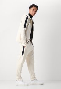 BOSS TRACKSUIT SET - Tepláková súprava - open white