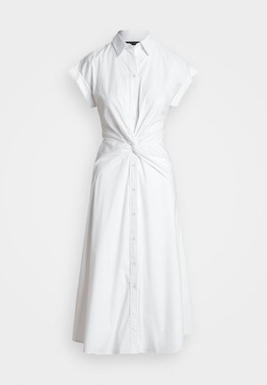 Robe chemise blanche à manches courtes avec col, boutons sur le devant et détail de nœud torsadé à la taille, tombant jusqu'au milieu du mollet.