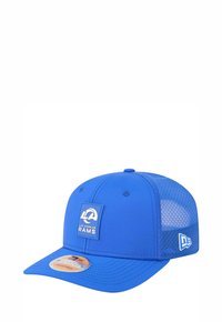 Blaues Baseballcap mit Netzrücken, ausgestattet mit einem quadratischen Logopatch, auf dem steht "LOS ANGELES RAMS". Verstellbarer Snapbackverschluss hinten.