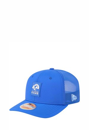Blaues Baseballcap mit Netzrücken, ausgestattet mit einem quadratischen Logopatch, auf dem steht "LOS ANGELES RAMS". Verstellbarer Snapbackverschluss hinten.