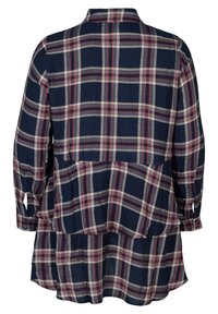 Robe bleu marine à manches longues avec motif à carreaux blanc et rouge, avec un design superposé et fluide dans le dos et des poignets à boutons.