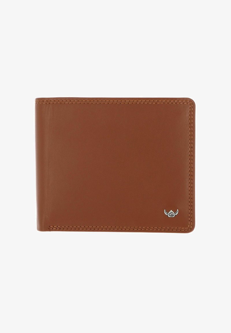 Portefeuille bifold en cuir marron avec des coutures le long des bords et un petit emblème argenté dans le coin inférieur droit sur fond blanc.