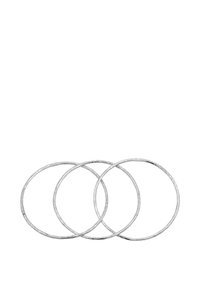 Silberfarbene Metall-Hoopsohrringe mit einer strukturierten Oberfläche und kreisförmiger Form, in einer Reihe angeordnet mit unterschiedlichen Überlappungen.