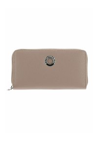 Portefeuille en cuir beige avec une finition texturée, comportant un accent matériel en argent circulaire et une fermeture à glissière, de forme rectangulaire.
