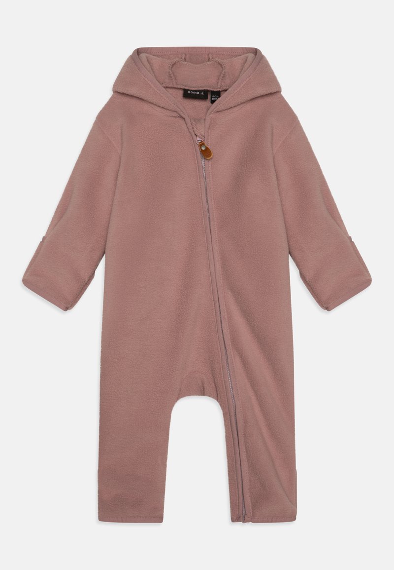 Tuta intero in pile rosa con cappuccio, maniche lunghe, zip a tutta lunghezza e dettaglio di bottoni marroni. Texture morbida; senza motivi o accenti.